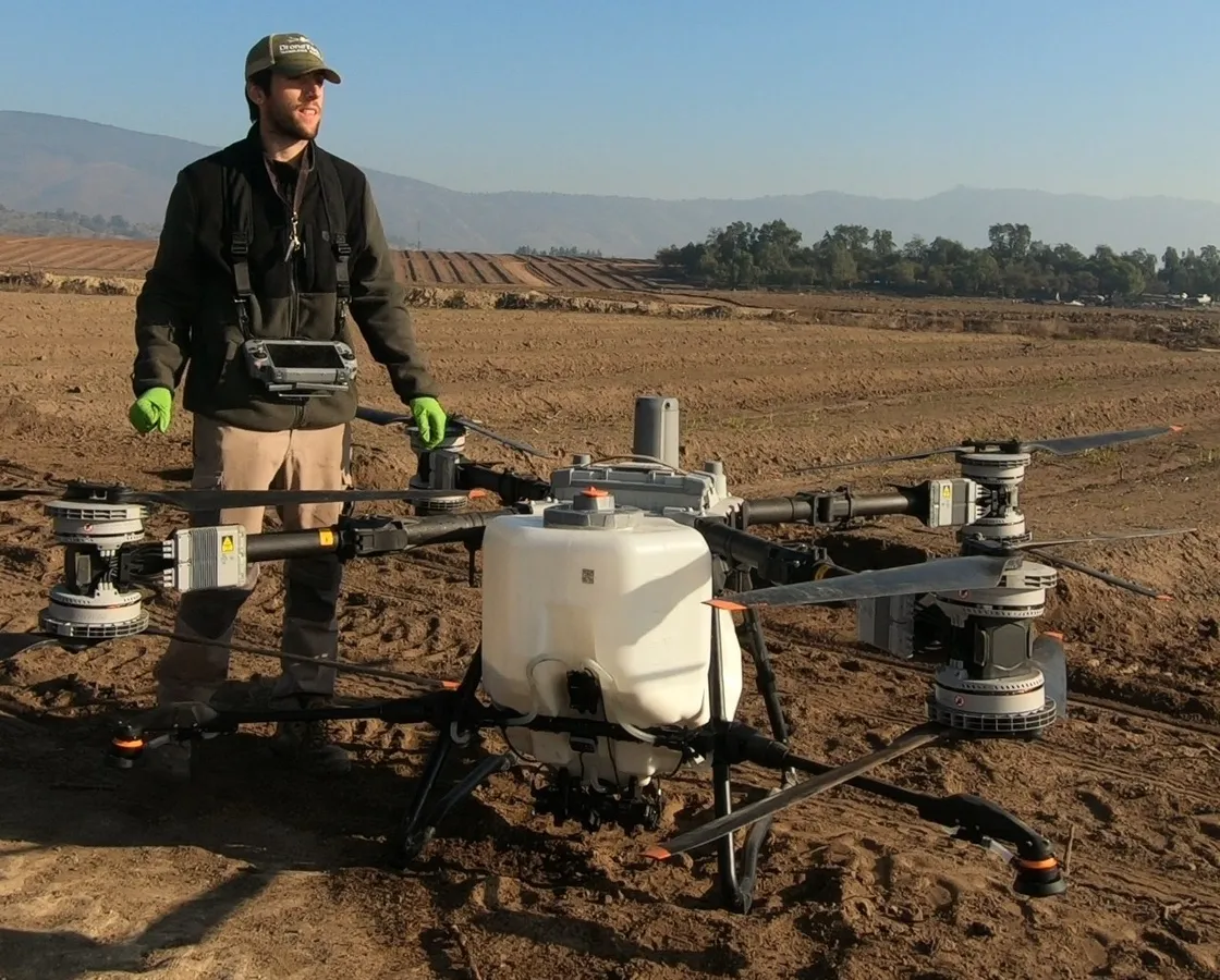 Piloto DroneTech preparando el T100 antes del vuelo.