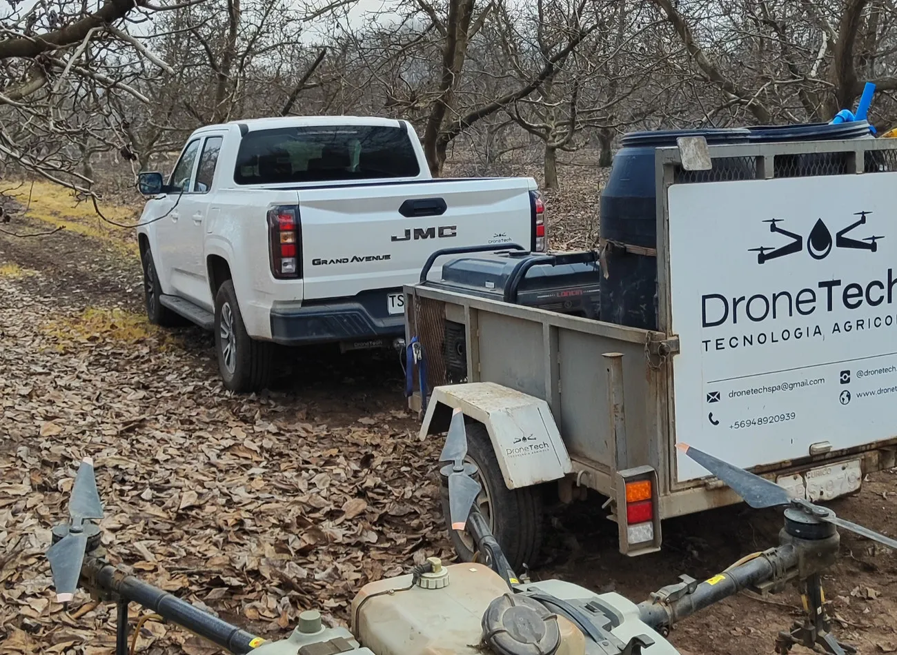 Equipo DroneTech en terreno, con el dron y el equipo de traslado.